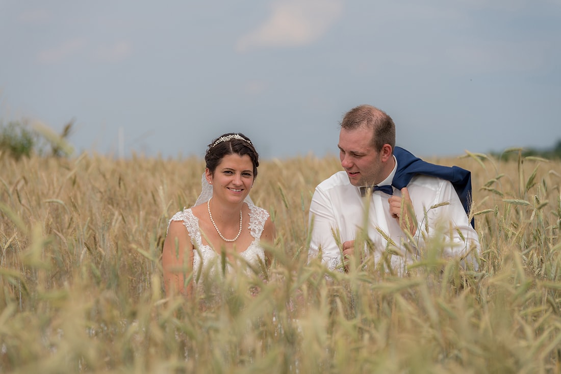 Hochzeitsfotos im Getreidefeld