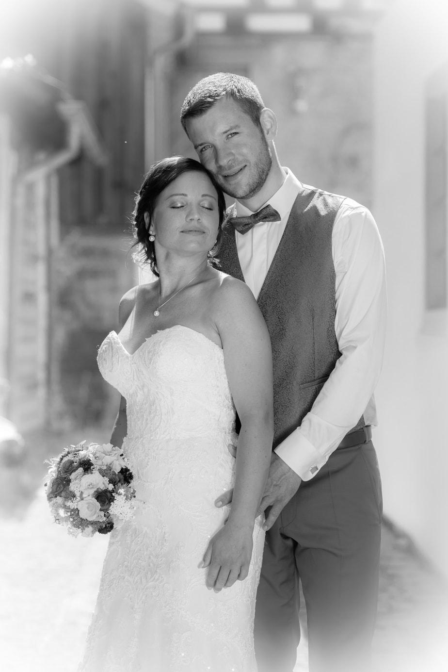 Romantisches Hochzeitsfoto in schwarz weiß