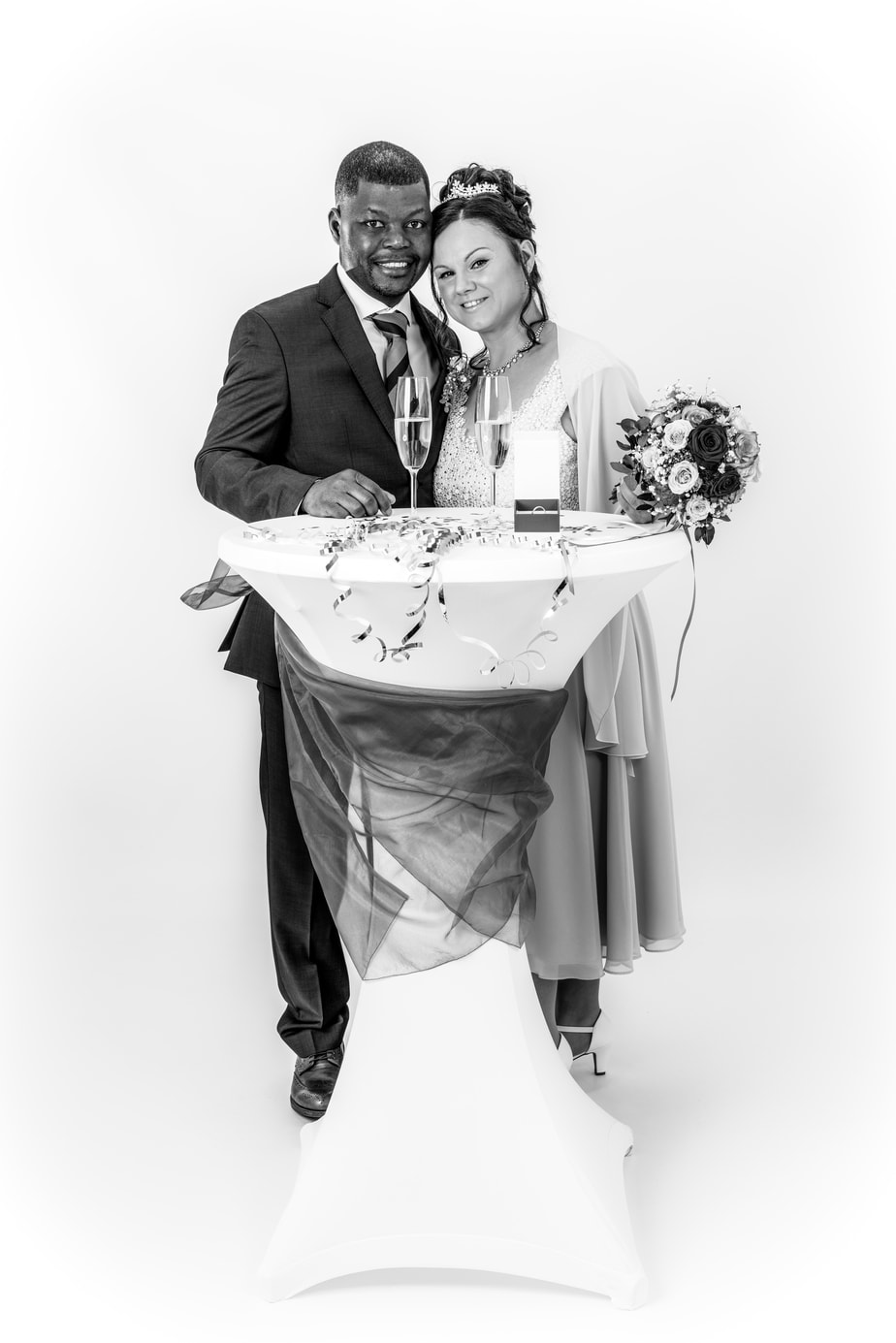 Hochzeitsportrait im Studio in schwarz-weiß